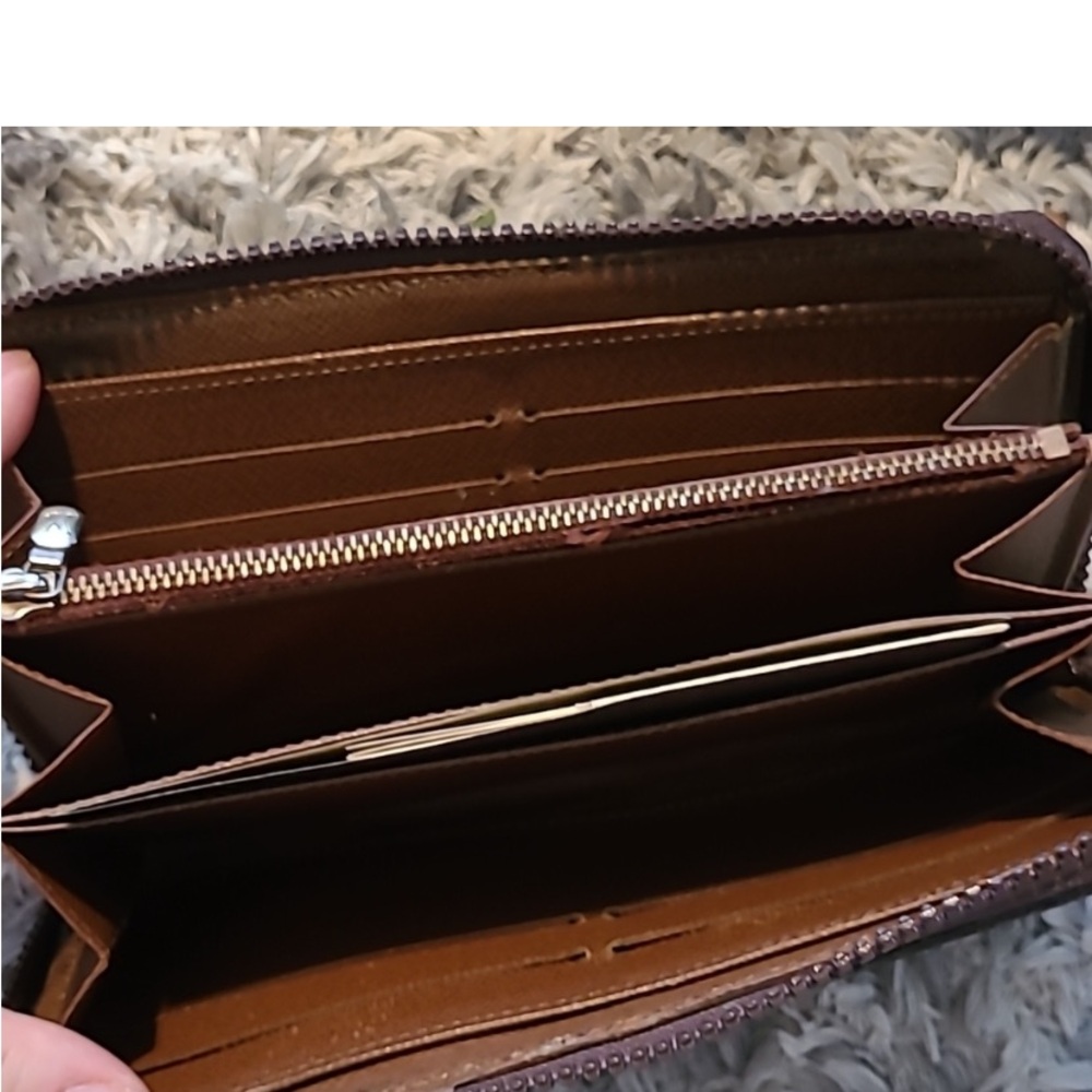 Louis Vuitton zippy wallet